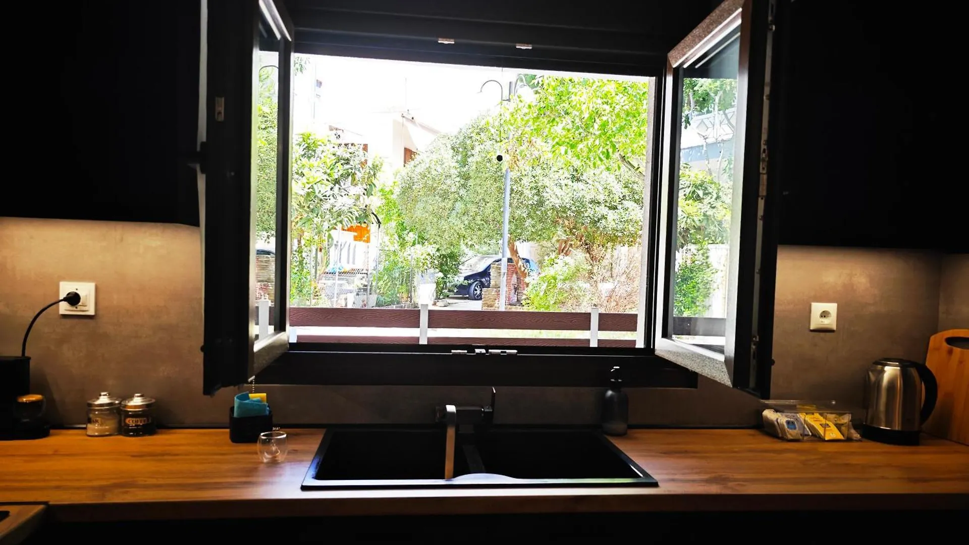 The Skeptic Home سالونيك